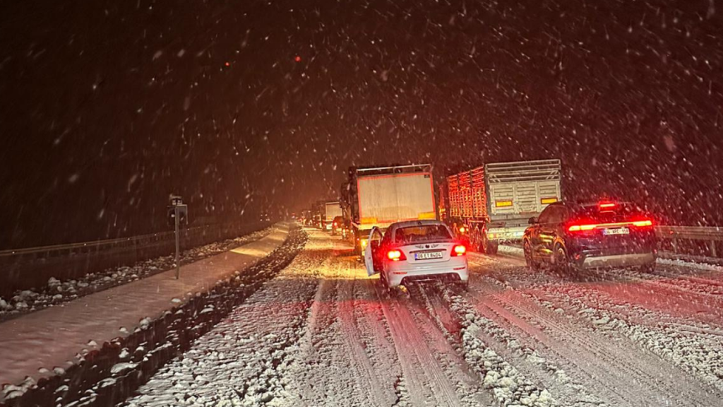 Sivas’ta Yoğun Kar Yağışı Trafiği Olumsuz Etkiliyor