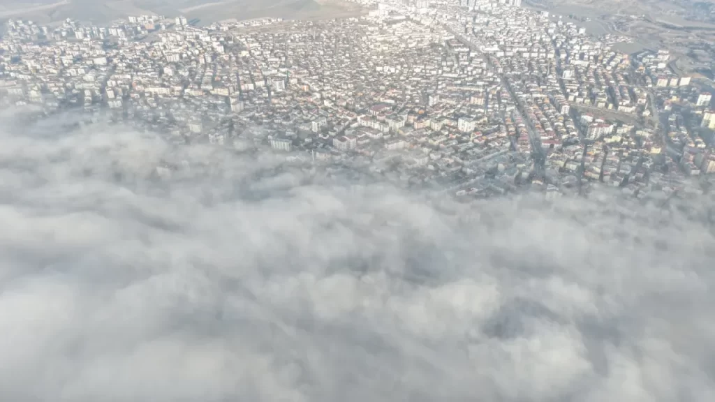 Sivas’ta yoğun sis etkili oldu, görüş mesafesi düştü