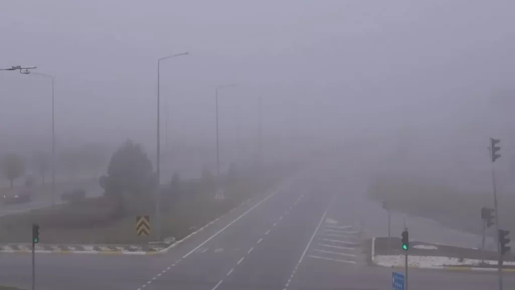Sivas’ta yoğun sis ulaşımı olumsuz etkiledi