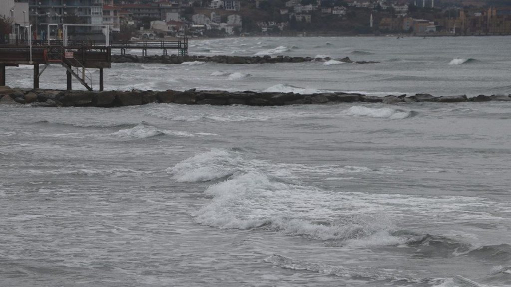 Tekirdağ’da kuvvetli lodos balıkçıları ve deniz ulaşımını etkiledi