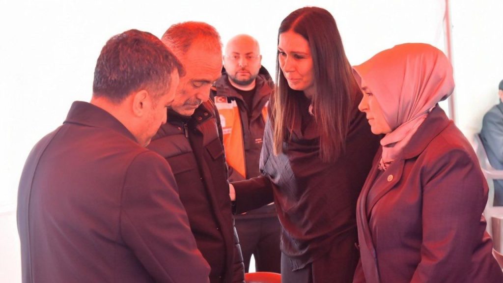 Türk Pilotunun Gürcistan’da Düşen Uçağı Sonrası Şehit Ailesine Ziyaret