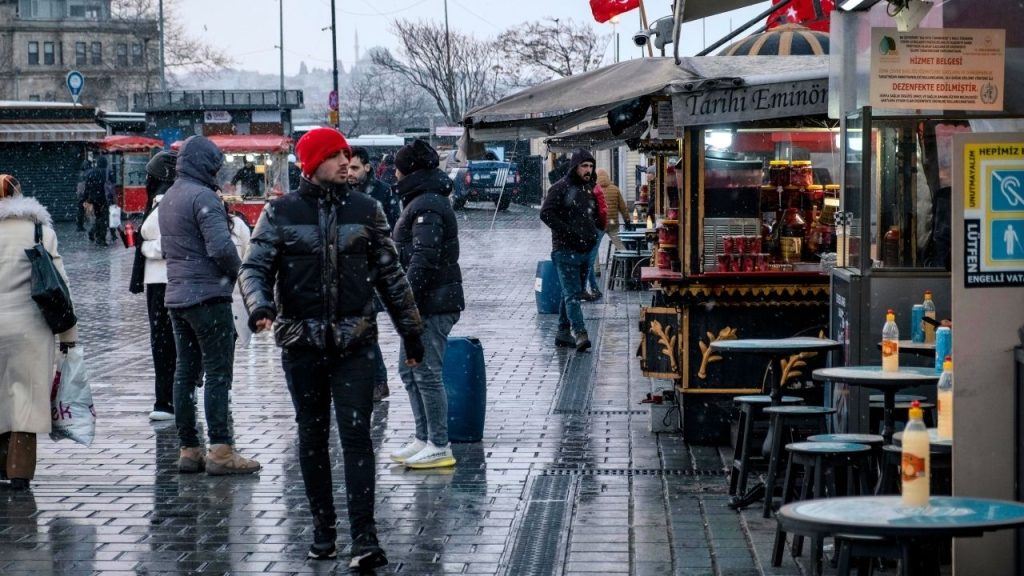 Türkiye genelinde yağışlı hava devam ediyor, sıcaklıklar düşüyor