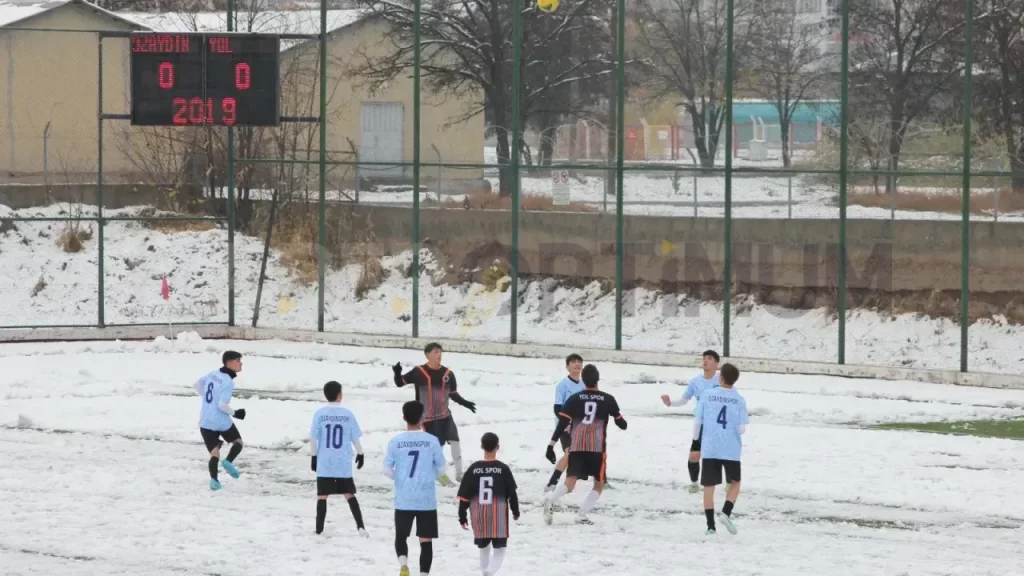 U16 Play-Off maçında Özaydinspor 10 kişi kalarak galip geldi