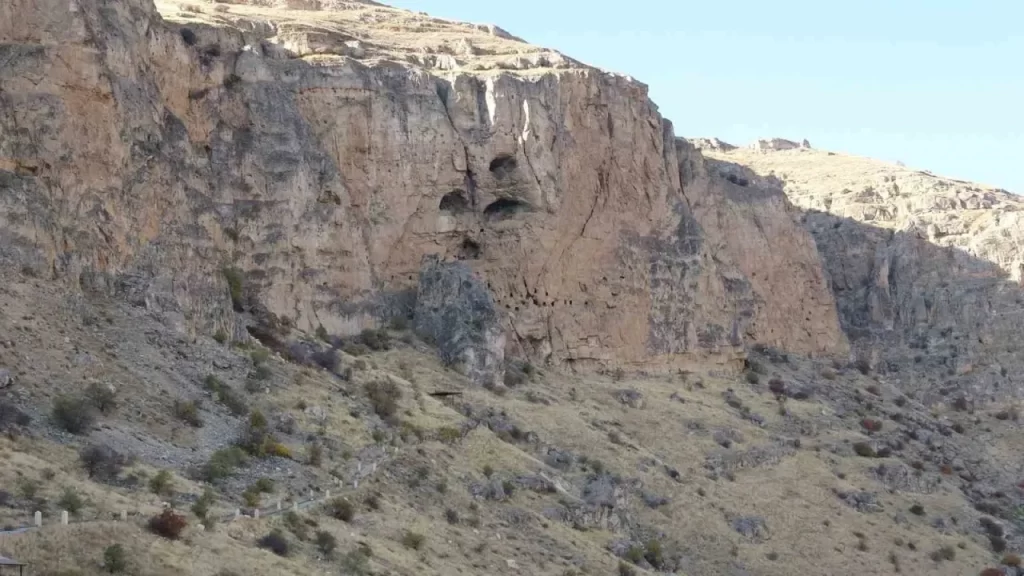 Yılların izlerini taşıyan mağaralarda deprem korkusu artıyor