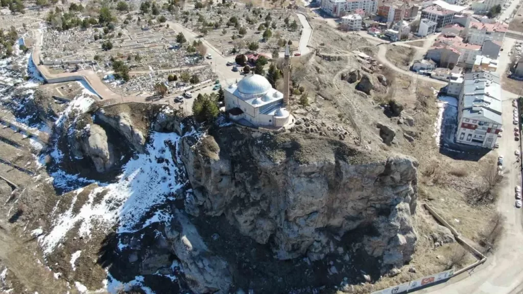 Yukarı Tekke Camii’nin tarihi ve kültürel önemi