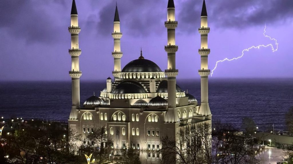 Zonguldak’ta Gökyüzüne Parlak Işık ve Şimşek Gösterisi