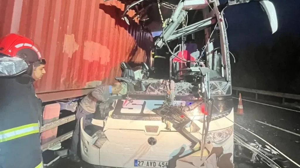 Adana- Gaziantep Otoyolunda Feci Trafik Kazası: 6 Ölü, 11 Yaralı