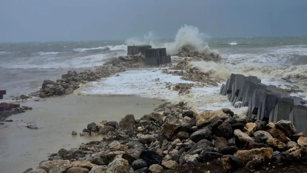 Alaplı’da Fırtına ve Sağanak Etkili Oldu, Dalgalar 4 Metreyi Aştı