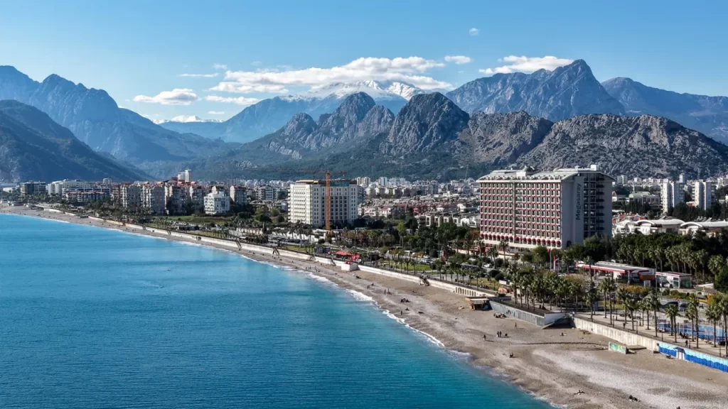 Antalya’da Güneşli Hava Yüzünü Gösterdi