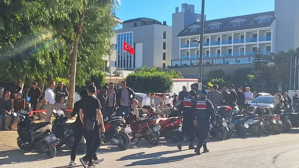Antalya’da Otelde Çıkan Yangın Söndürüldü, 200’den Fazla Müşteri Tahliye Edildi