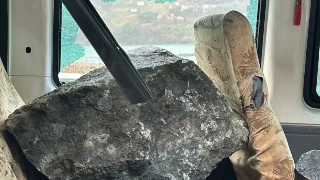 Artvin’de kayan kaya minibüse çarptı: Olay anı</br> ve detaylar