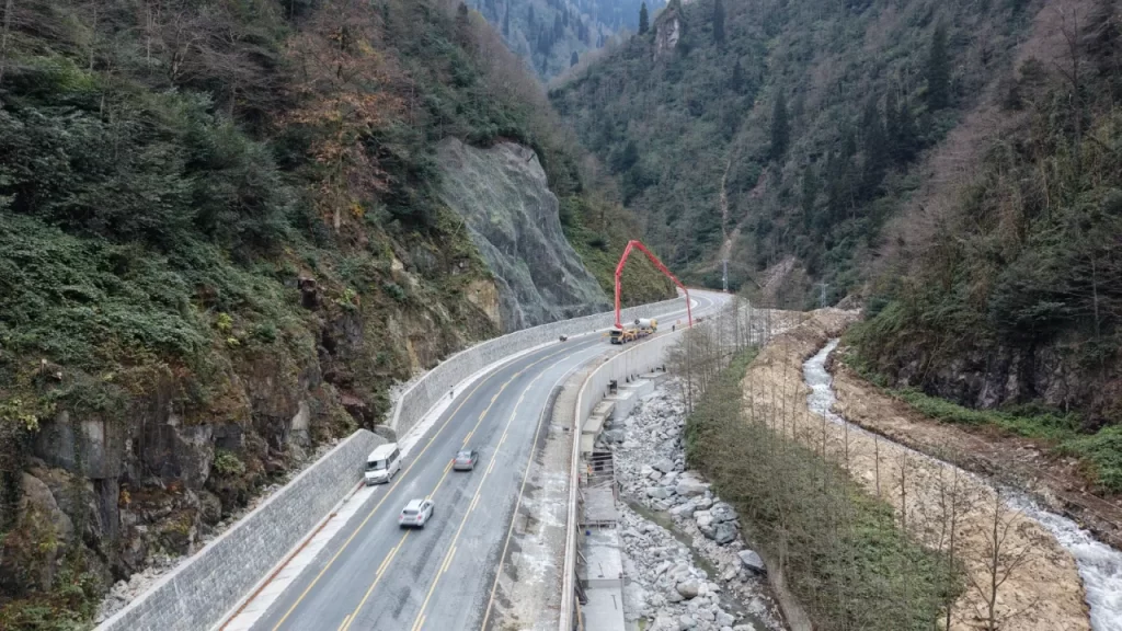 Ayder’de kaya düşmesini önlemek için güvenlik önlemleri arttırıldı