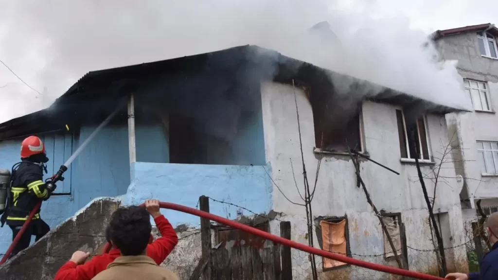 Aydınlıkevler Mahallesi’ndeki yangında bir kişi hayatını kaybetti
