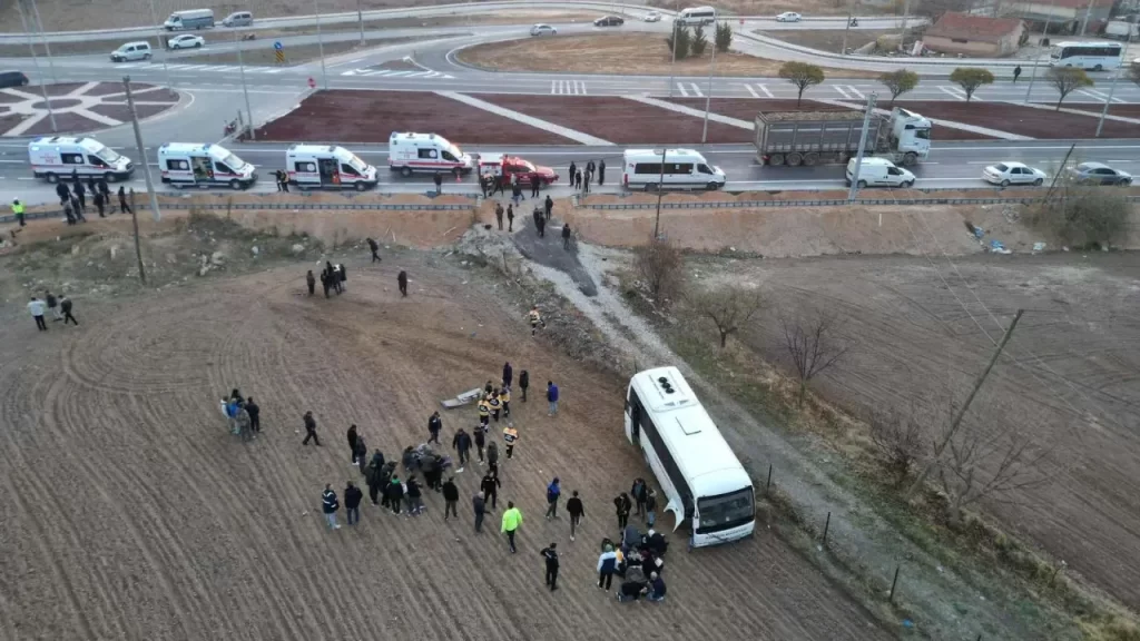 Bolvadin’de Minibüs ve Kamyonet Çarpıştı: 15 Öğrenci Yaralandı