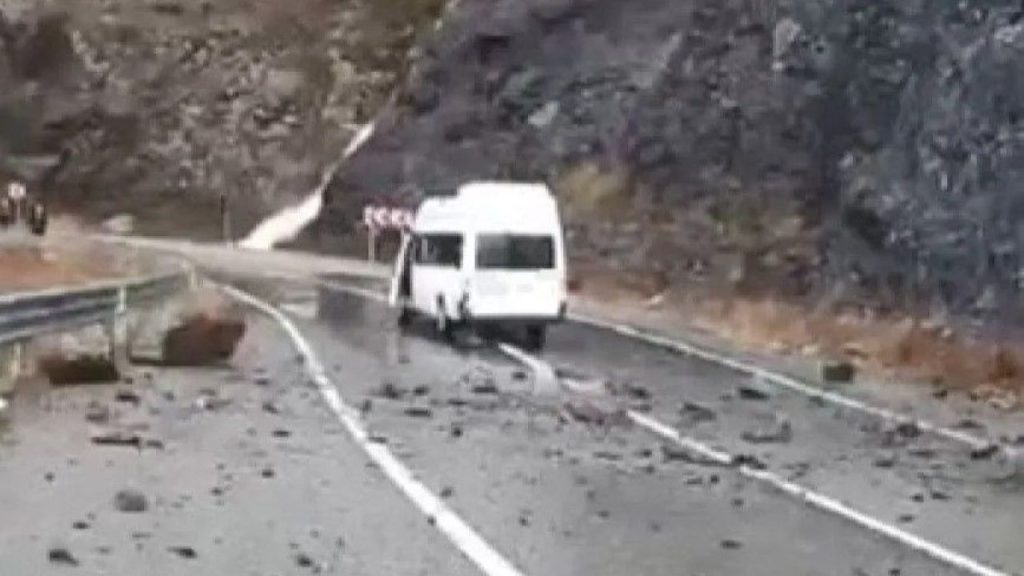 Borçka’da Kaya Düşmesi Sonucu Minibüs Hasar Gördü