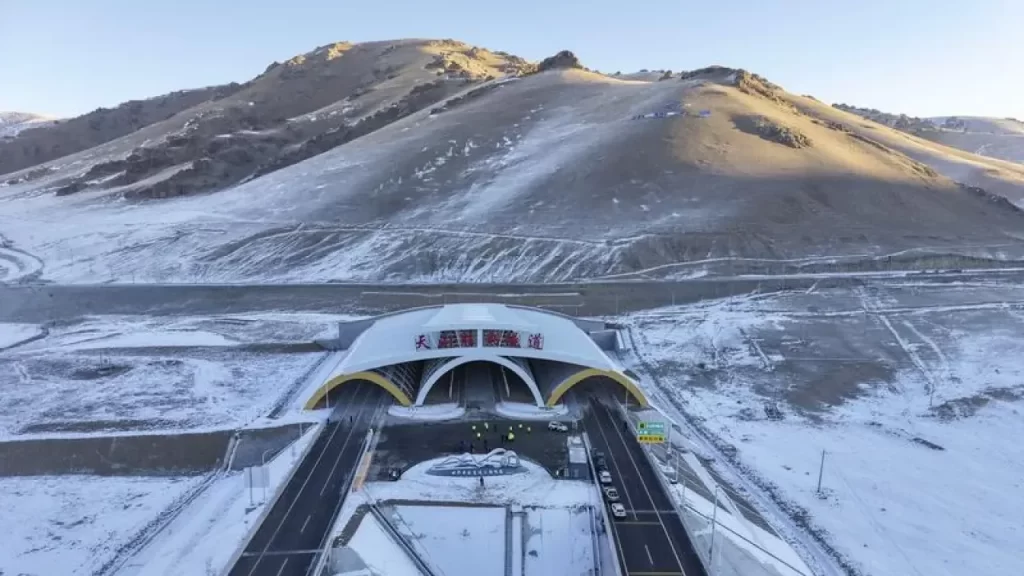 Çin’de Tianshan Shengli Otoyol Tüneli hizmete açıldı