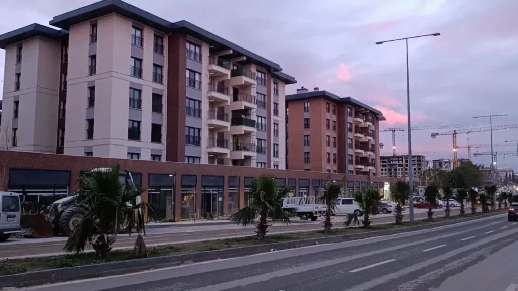 Deprem Sonrası Ebrar Sitesi Çevresinde İş Yeri Yok Olmadı