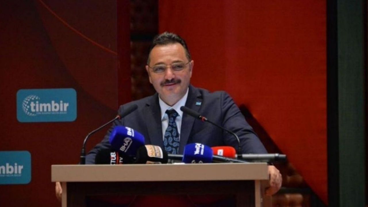 İnternet Medya ve Bilişim Federasyonu (İMEF) öncülüğünde hazırlanan bu kitap, dijitalleşmenin haber üretimi ve paylaşımını nasıl dönüştürdüğüne odaklanıyor. Dijital ortamda içeriklerin hızla yayılmasının özgün haberciliği nasıl etkilediği, telif hakkı ihlalleri ve etik dışı uygulamalar detaylandırılıyor. Çalışmada, gazetecilerin emeğinin korunması ve özgün içerik üretimine vurgu yapılıyor.