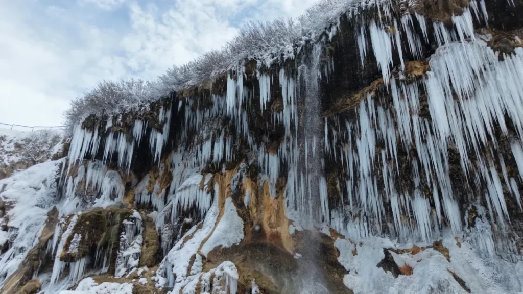 Dipsizgöl Şelalesi’nde Kış Buzdan Manzaralar Oluşturdu