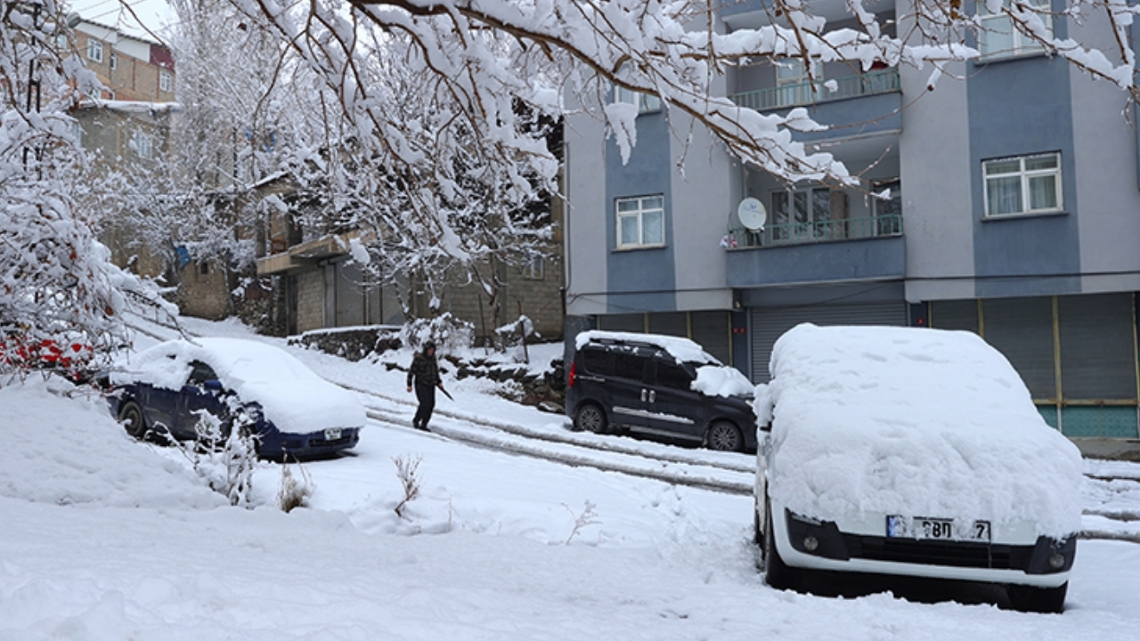 Van'da Yoğun Kar Yağışı Ulaşıma Kapanan Yolları Artırdı