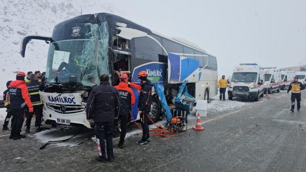 Erzincan’da Otobüs ve Tır Çarpıştı: 3 Yaralı