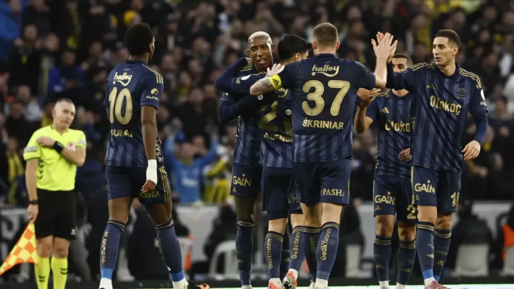 Fenerbahçe, Eyüpspor’u 3-0 mağlup ederek liderliğe devam etti