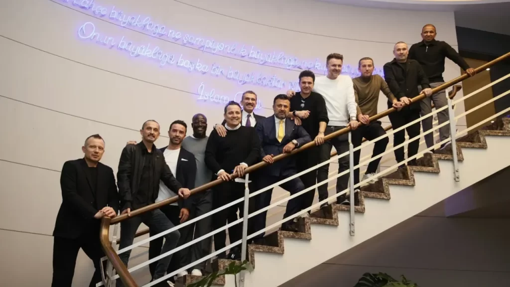 Futbol Efsaneleri Bir Araya Gelerek Duygusal Anlar Yaşattı