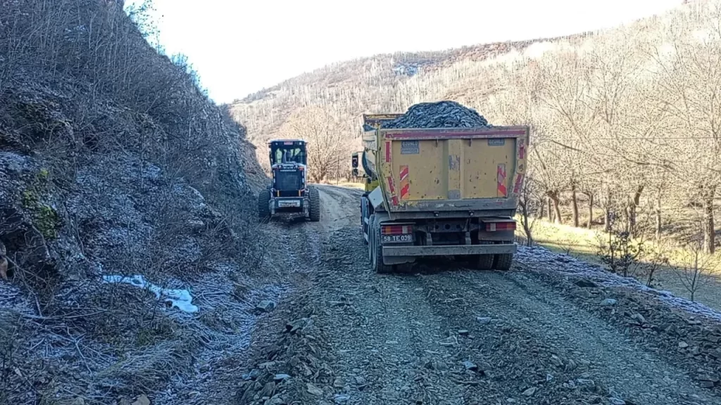 Hafik’te Yollar Stabilize Çalışmalarıyla Yenileniyor