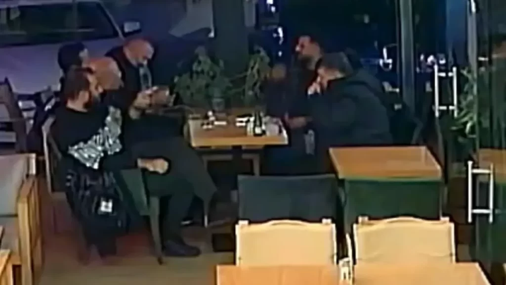 Kafenin ortasında aniden solunum problemi yaşayan kişi kurtarıldı