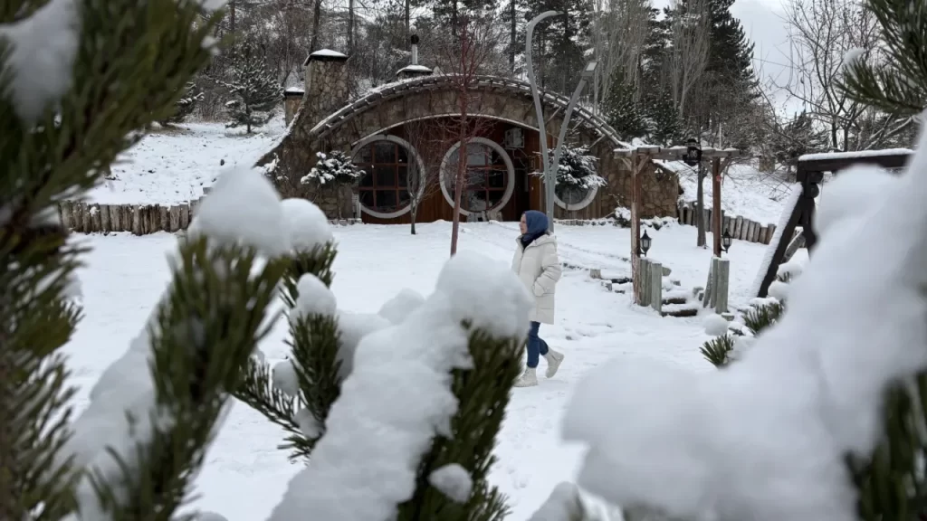 Kar yağışıyla birlikte Hobbit Evleri büyüleyici görüntüler sergiledi