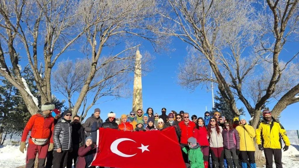 Kars’ta Dağcılar, Sarıkamış Şehitleri İçin Zirve Tırmandı