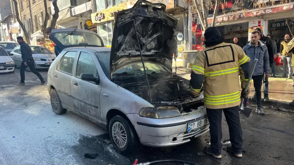 Kars’ta otomobil motorundan çıkan yangın paniğe yol açtı