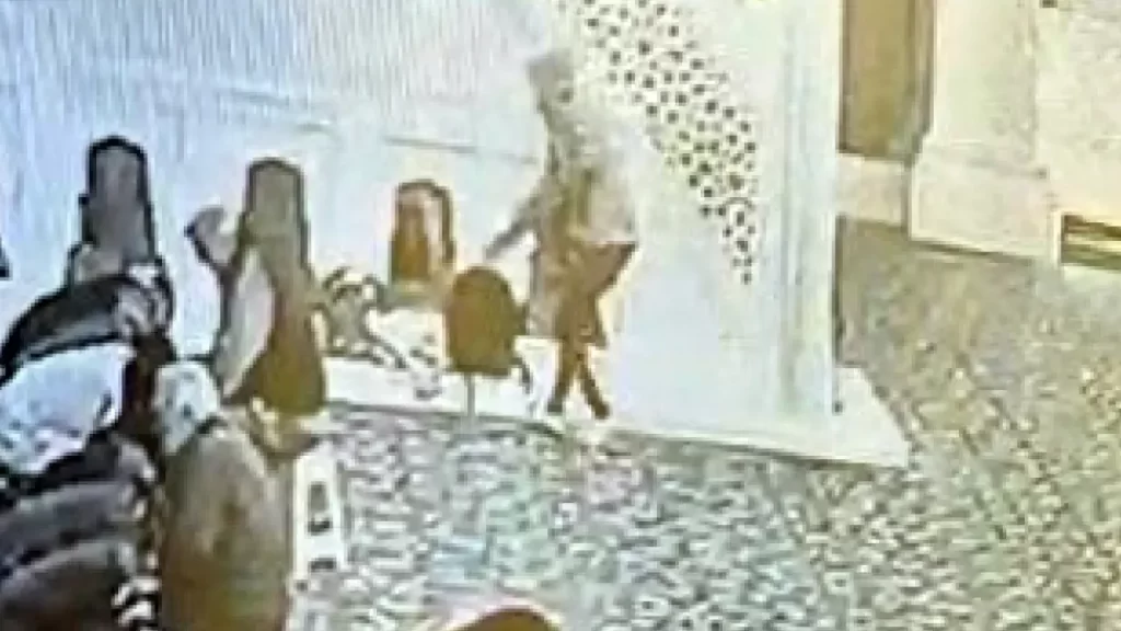 Merkez Ulu Cami’de Hırsızlık Olayı Güvenlik Kameralarına Yansıdı