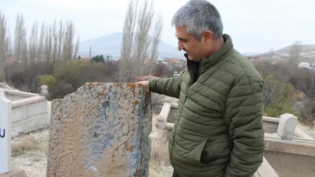 Mezarlıkta bulunan antik taşlar ve semboller merak konusu oldu