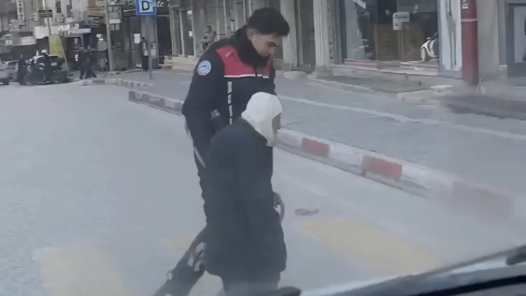 Motorize Yunus Ekibi Yaşlı Yürüyüşçüye Yardım Eli Uzattı