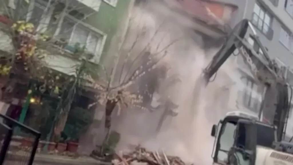 O eski bina yıkılıyor: Dar sokaklara toz bulutu hakim oldu