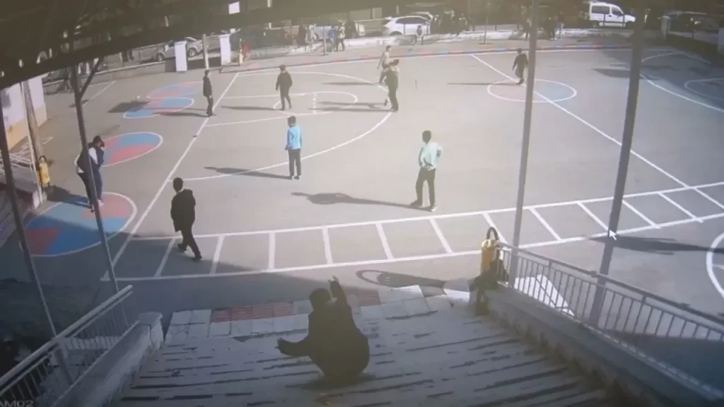 Okulda mandalina yediren öğrenciye Heimlich manevrası ile müdahale