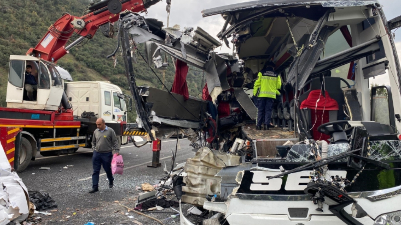 Osmaniye-BHA Otoyolunda Feci Kaza: Otobüs Tır’a Çarptı