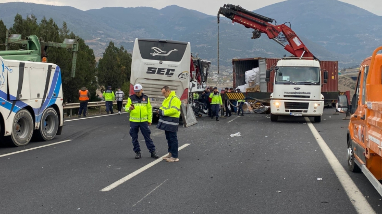 Osmaniye-BHA Otoyolunda Feci Kaza: Otobüs Tır’a Çarptı