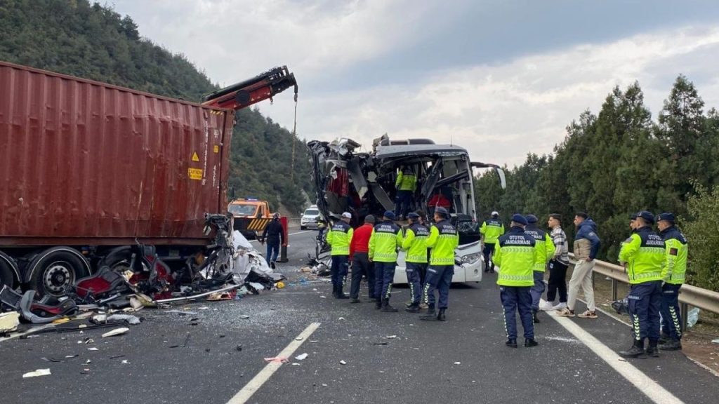 Şanlıurfa’da Otobüs ve Tır Karnıştı: 6 Ölü, 11 Yaralı