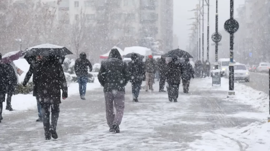 Şarkışla’da Yoğun Kar Yağışı Vatandaşlara Konaklamayı Sağlıyor