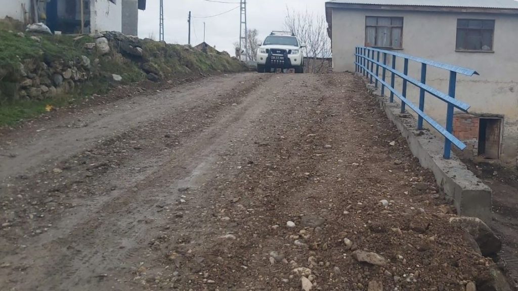 Sevindik Köyü’nde yol istinat duvarı çalışmaları tamamlandı