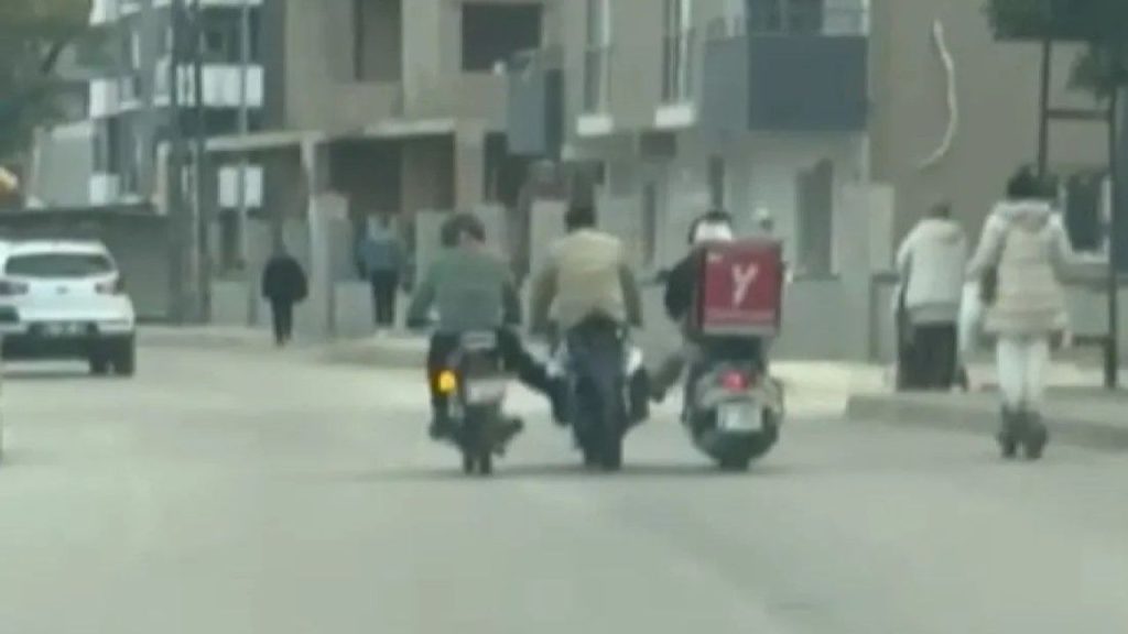 Seyhan’da yakıtı biten motosiklet sürücüsü yardım aldı