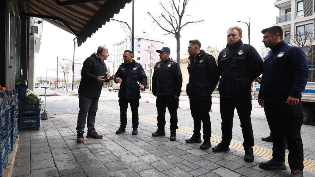 Sivas Belediyesi Zabıtası Kaldırım İşgallerine Gece Gündüz Mücadele Ediyor