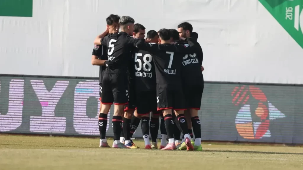 Sivasspor, Iğdır FK’yi İlk Yarıda 1-0 Önde Sürdürüyor