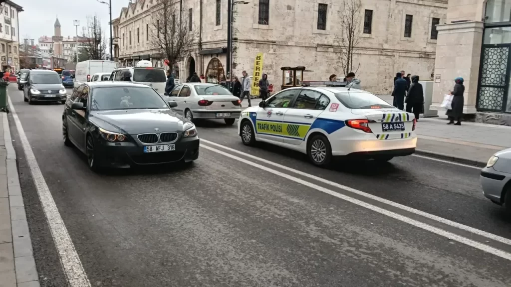 Sivas’ta Cadde Üzeri Parklamalar Trafik Çilesi Yaratıyor