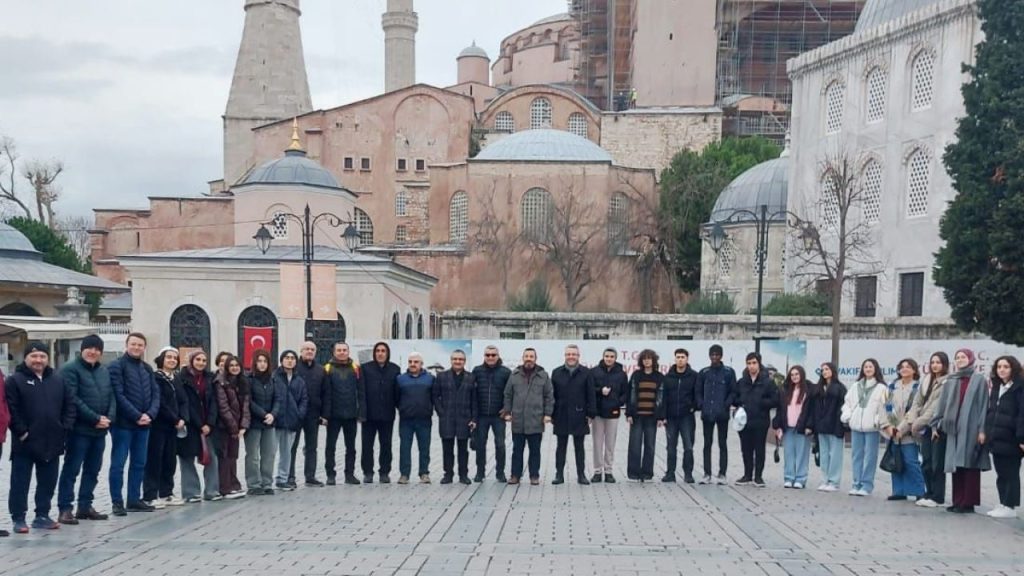 Sivas’ta Gençler, İlim ve Maneviyat Yolculuğunda Buluştu