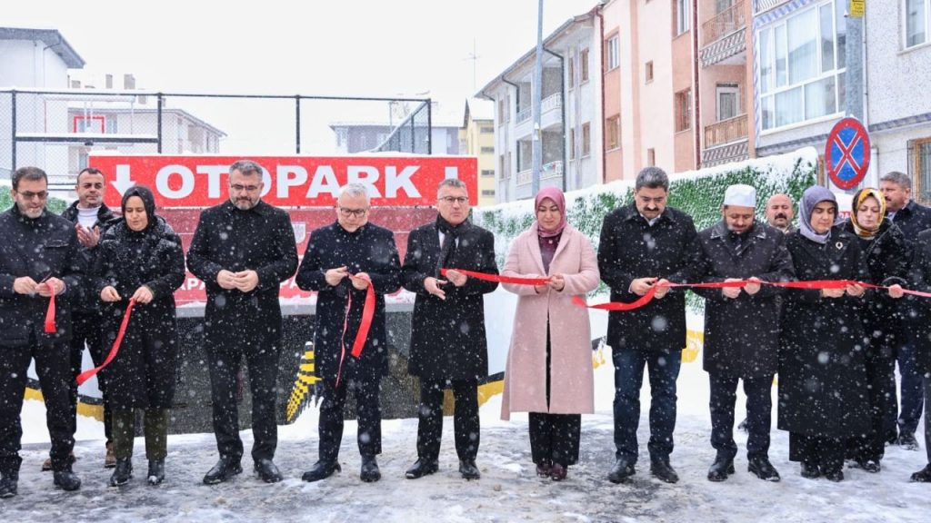 Sivas’ta hayırseverlerin inşa ettiği otopark hizmete açıldı