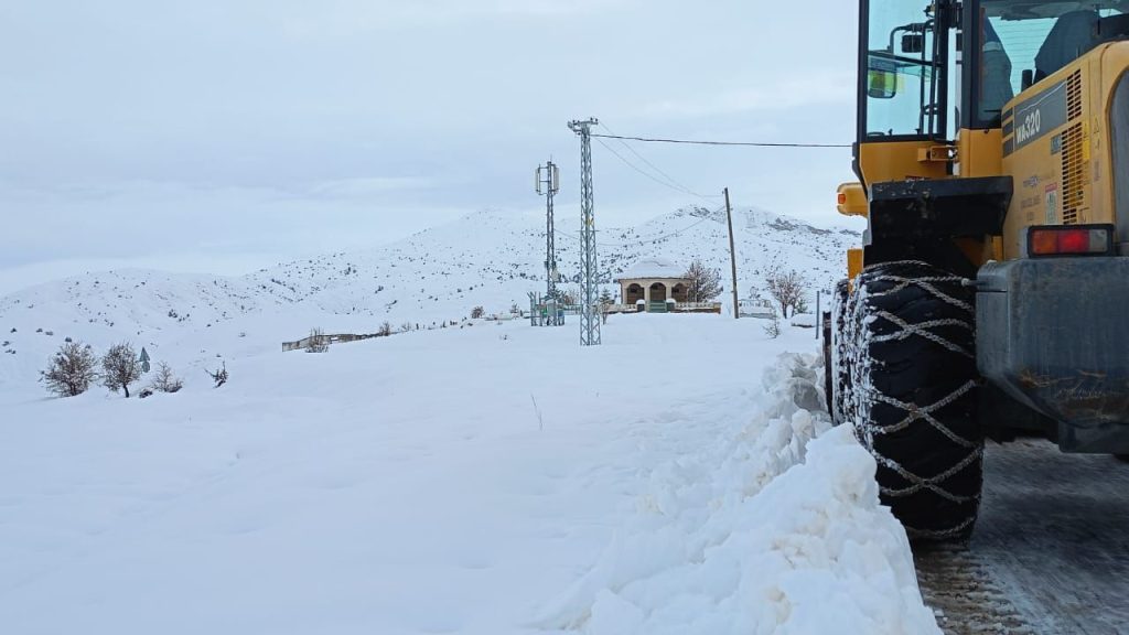 Sivas’ta kar ve buzlanma yolları ulaşıma kapandı, çalışmalar devam ediyor