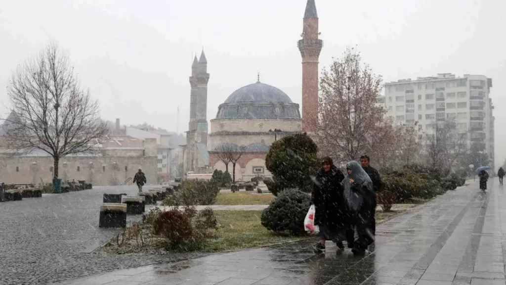 Sivas’ta kar ve soğuk hava etkisini gösteriyor
